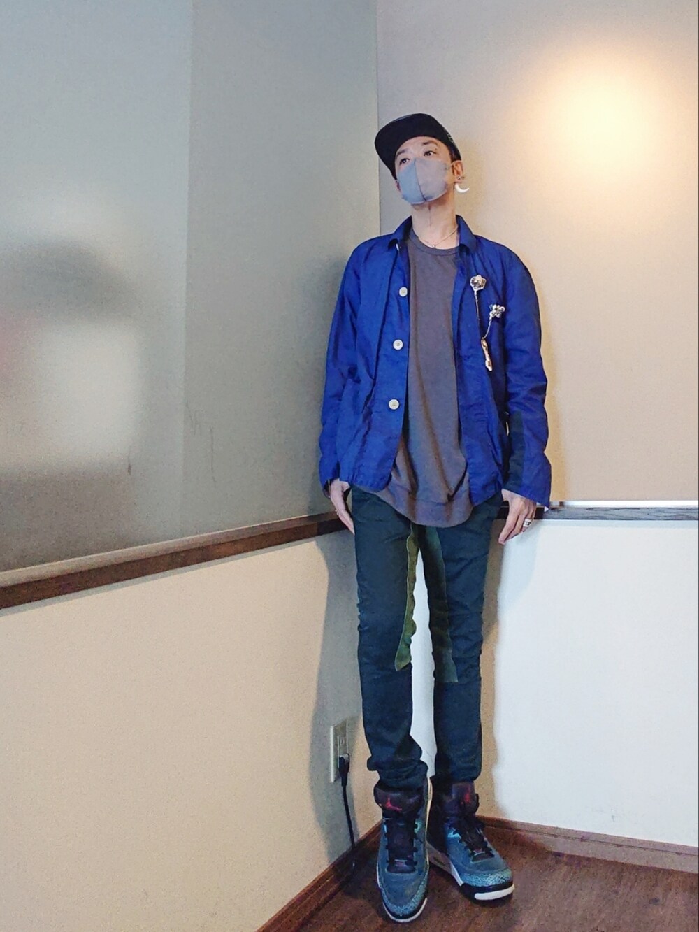 グレー系のTシャツ/カットソー、ブルー系のカバーオール、グリーン系のその他パンツを着用したメンズの春コーディネートの2枚目の写真