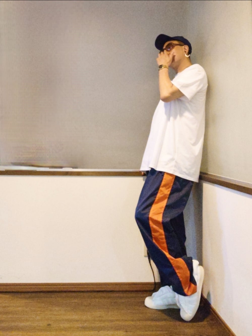 ブルー系のその他パンツ、ホワイト系のスニーカー、ホワイト系のTシャツ/カットソーを着用したメンズの夏コーディネートの3枚目の写真