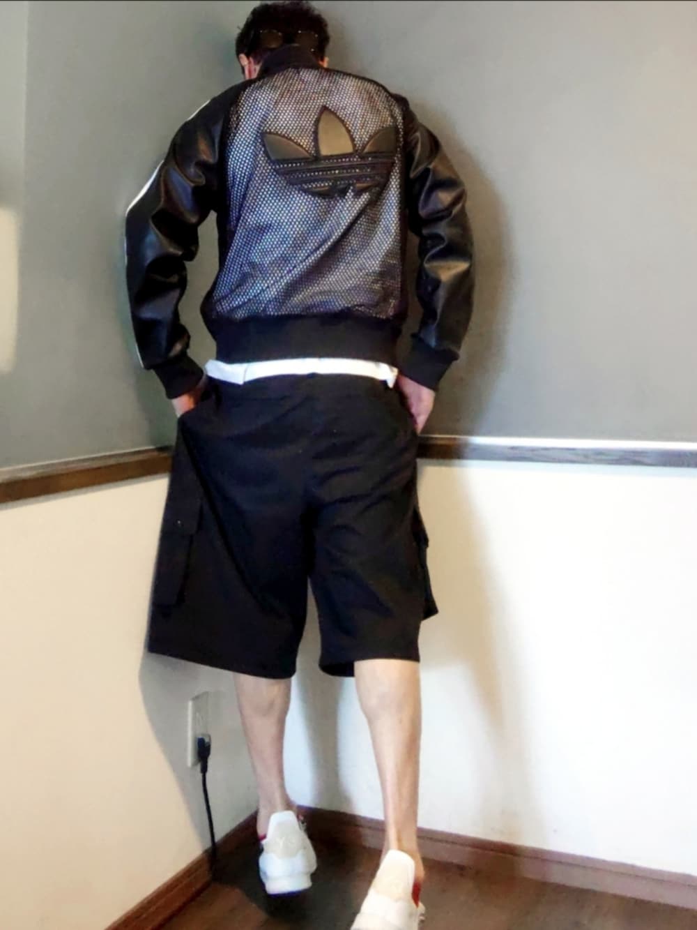 ホワイト系のTシャツ/カットソー、ブラック系のジャージ、ホワイト系のスニーカーを着用したメンズの夏コーディネートの3枚目の写真