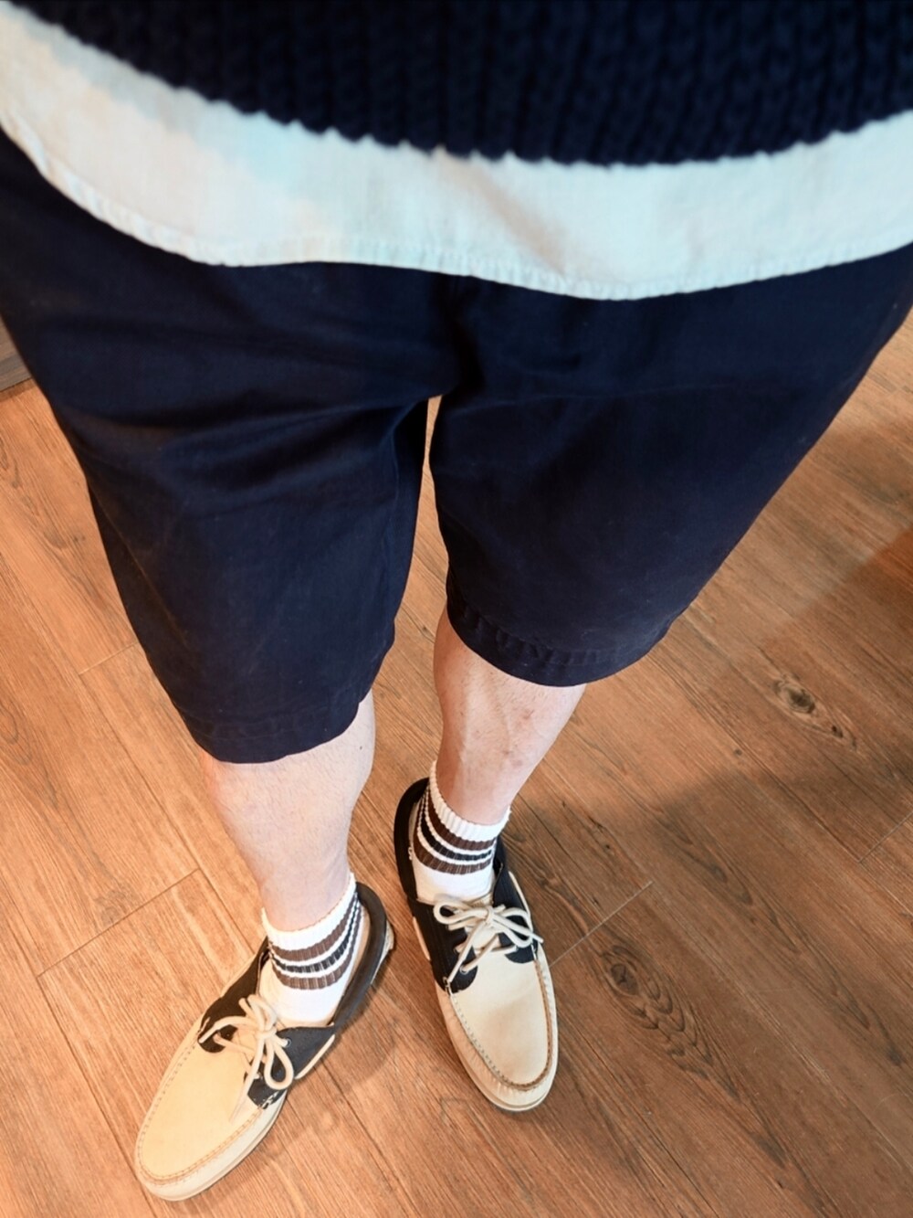 ブルー系のトートバッグ、ブルー系のシャツ/ブラウス、ブルー系のベストを着用したメンズの夏コーディネートの2枚目の写真