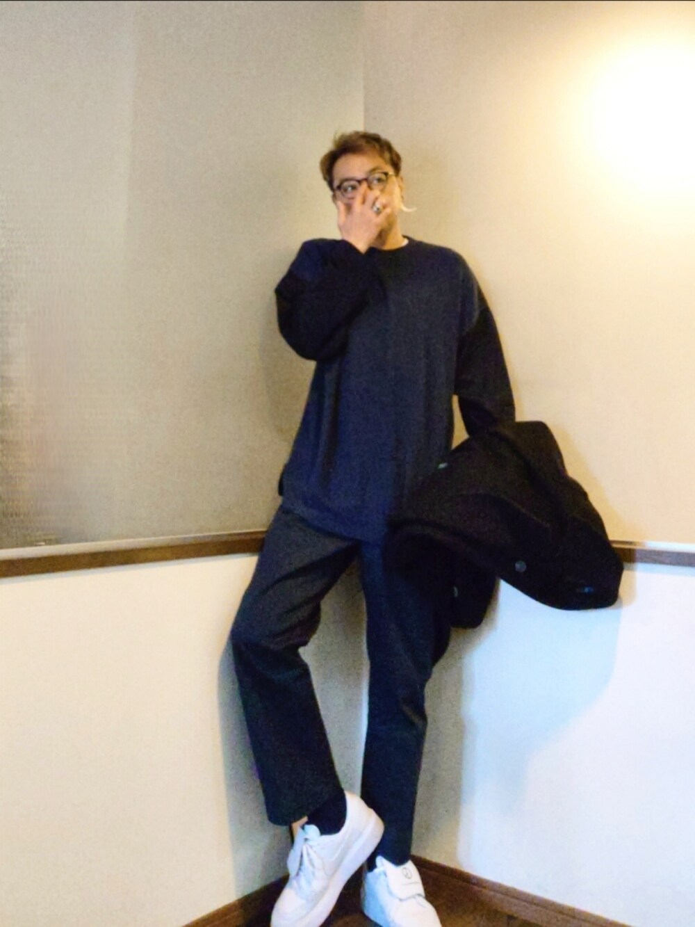 ブラック系のピーコート、ブルー系のTシャツ/カットソー、ブルー系のチノパンツを着用したメンズの秋コーディネートの3枚目の写真