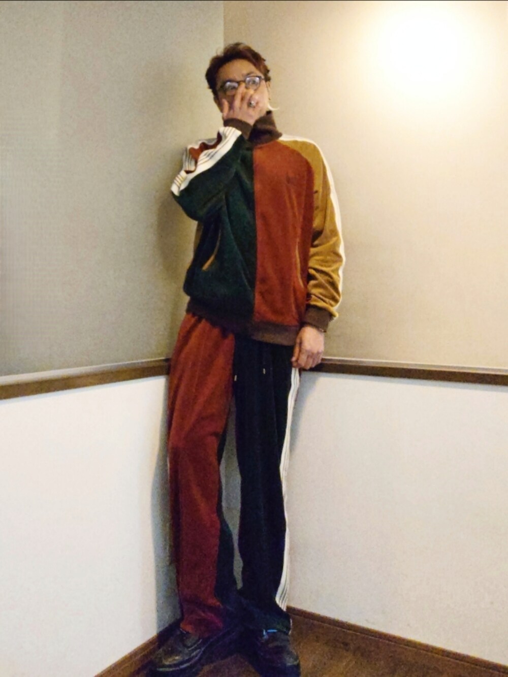 その他のジャージ、その他のその他パンツ、ブラック系のスニーカーを着用したメンズの冬コーディネートの2枚目の写真