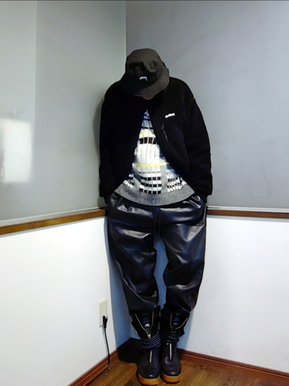 ブラック系のブルゾン、その他のニット/セーター、ブラック系のパンツを着用したメンズの秋コーディネートの3枚目の写真