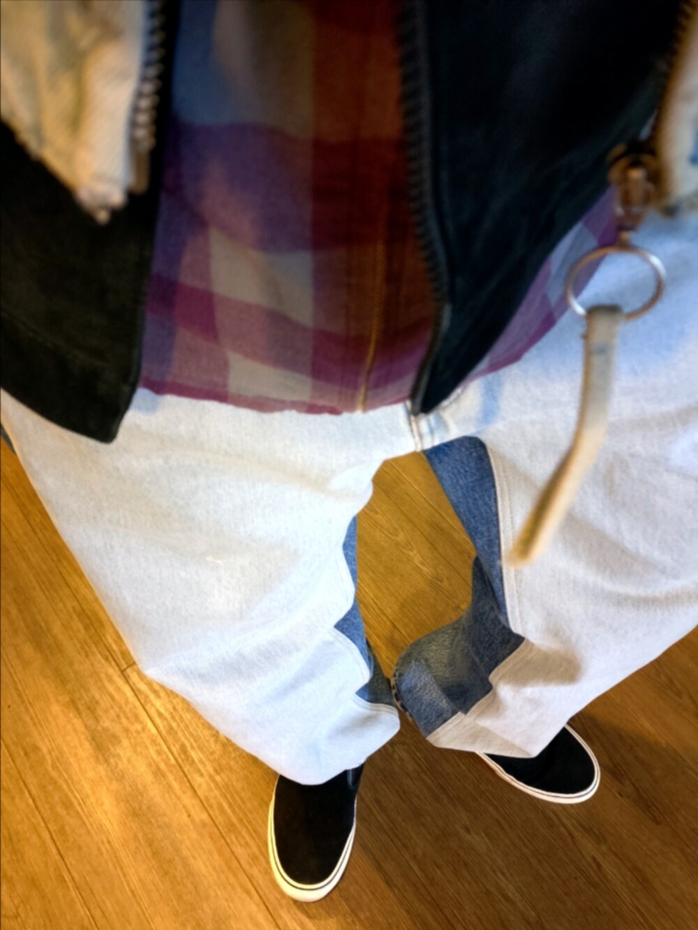 ブルー系のデニムジャケット、ブラック系のライダースジャケット、レッド系のシャツ/ブラウスを着用したメンズの秋コーディネートの5枚目の写真