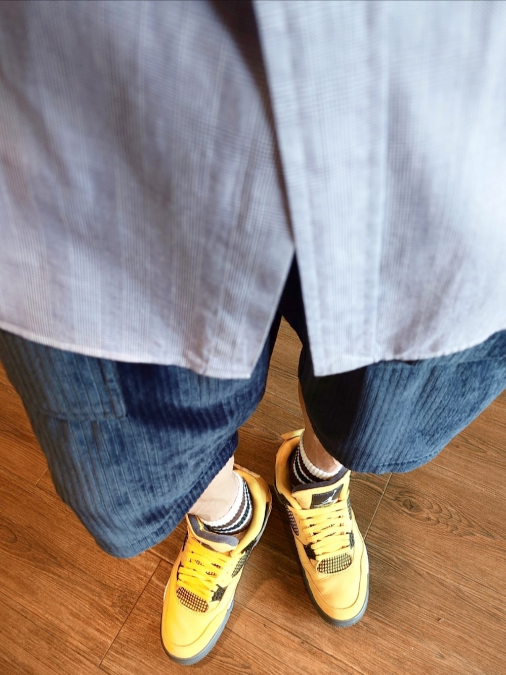 パープル系のシャツ/ブラウス、ブルー系のその他パンツ、イエロー系のスニーカーを着用したメンズの夏コーディネートの2枚目の写真