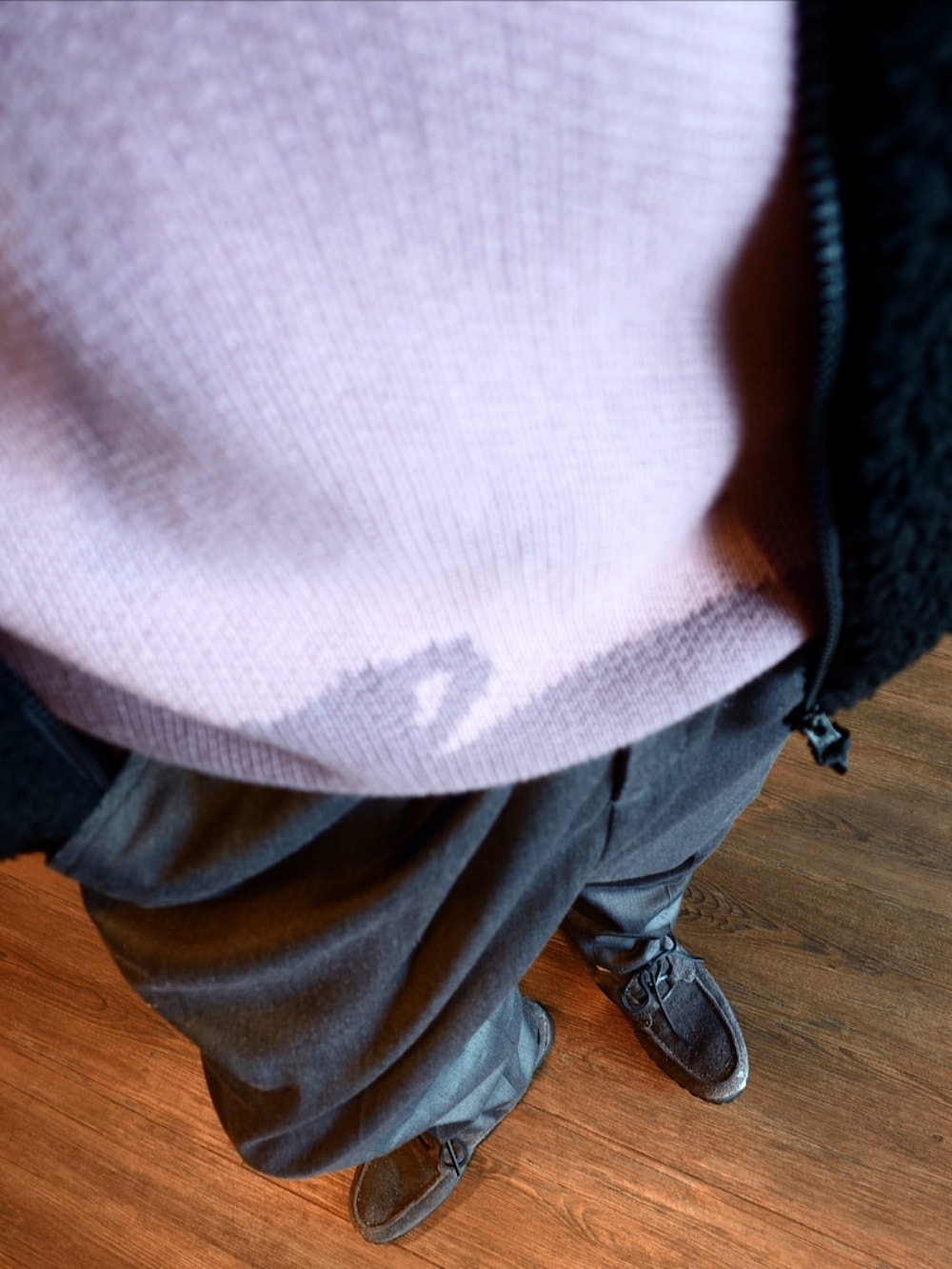 ブラック系のブルゾン、パープル系のニット/セーター、グレー系のスラックスを着用したメンズの冬コーディネートの3枚目の写真