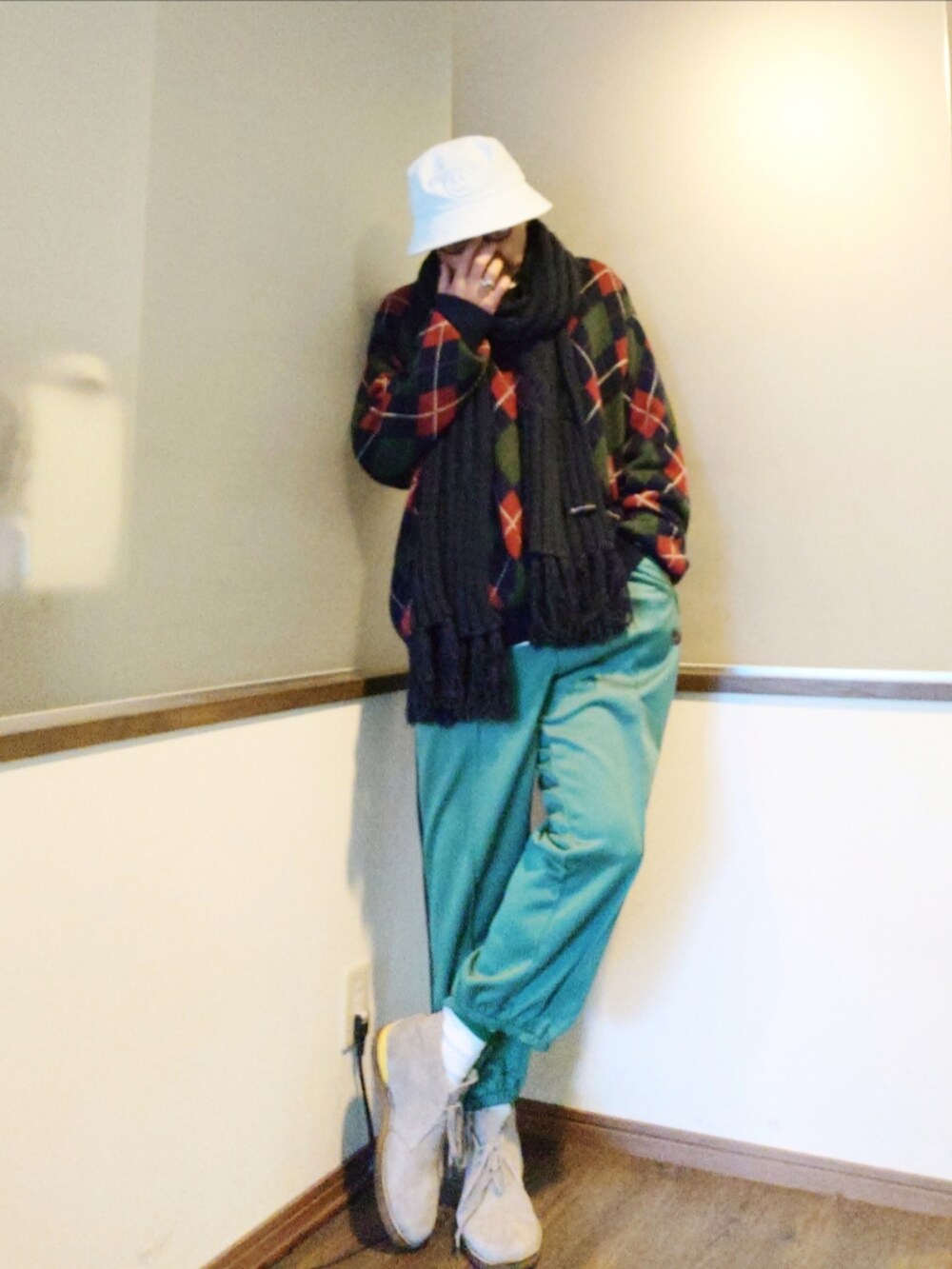 ブルー系のニット/セーター、ベージュ系のブーツ、グリーン系のその他パンツを着用したメンズの秋コーディネートの2枚目の写真