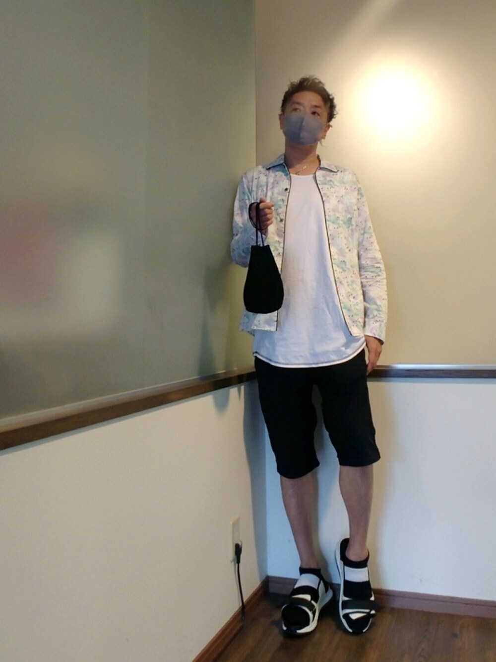 ホワイト系のタンクトップ、ホワイト系のシャツ/ブラウス、ブラック系のパンツを着用したメンズの夏コーディネートの2枚目の写真