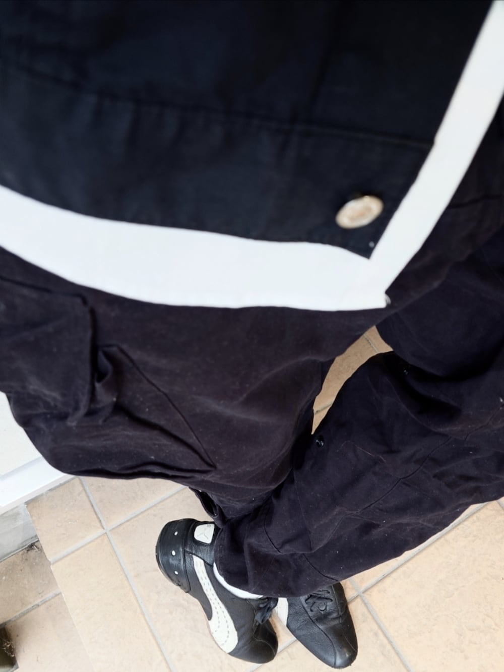 ブラック系のスニーカー、ブラック系のカーゴパンツ、ブラック系のシャツ/ブラウスを着用したメンズの秋コーディネートの2枚目の写真