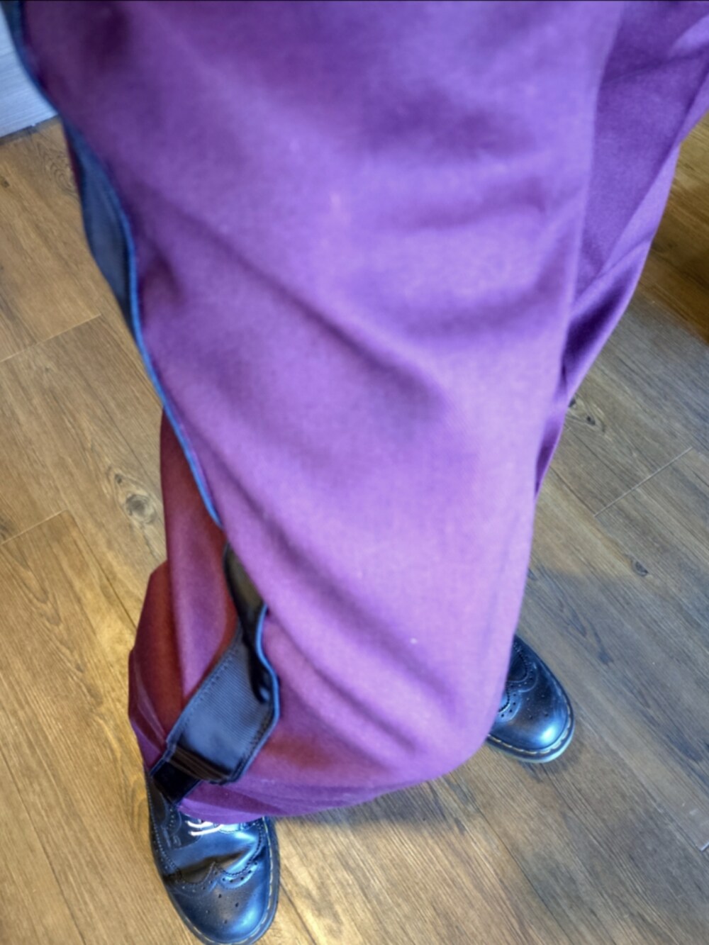 レッド系のチノパンツ、グリーン系のショルダーバッグ、ブラック系のTシャツ/カットソーを着用したメンズの秋コーディネートの3枚目の写真