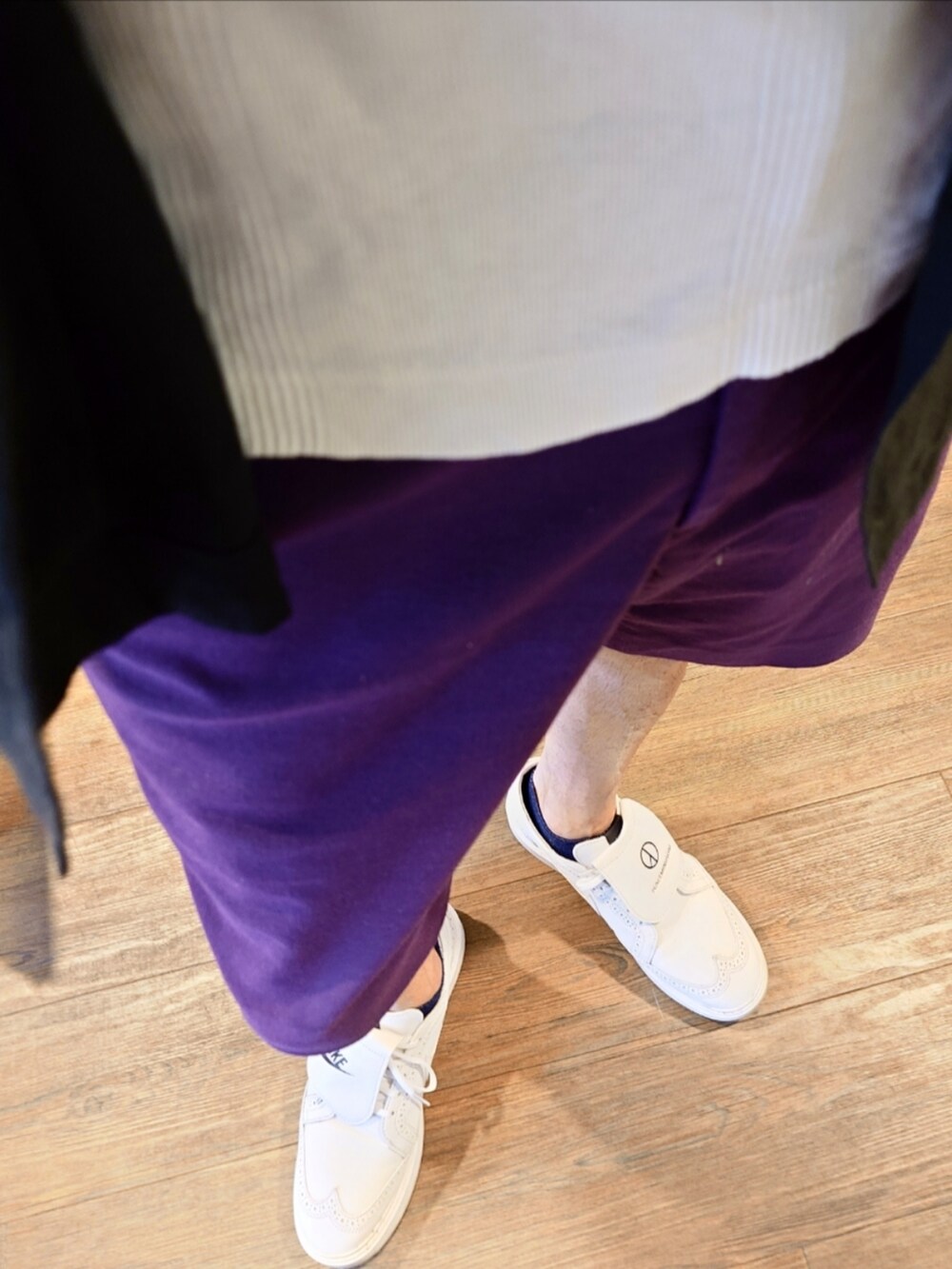 ホワイト系のタンクトップ、ブラック系のシャツ/ブラウス、パープル系のスラックスを着用したメンズの夏コーディネートの2枚目の写真