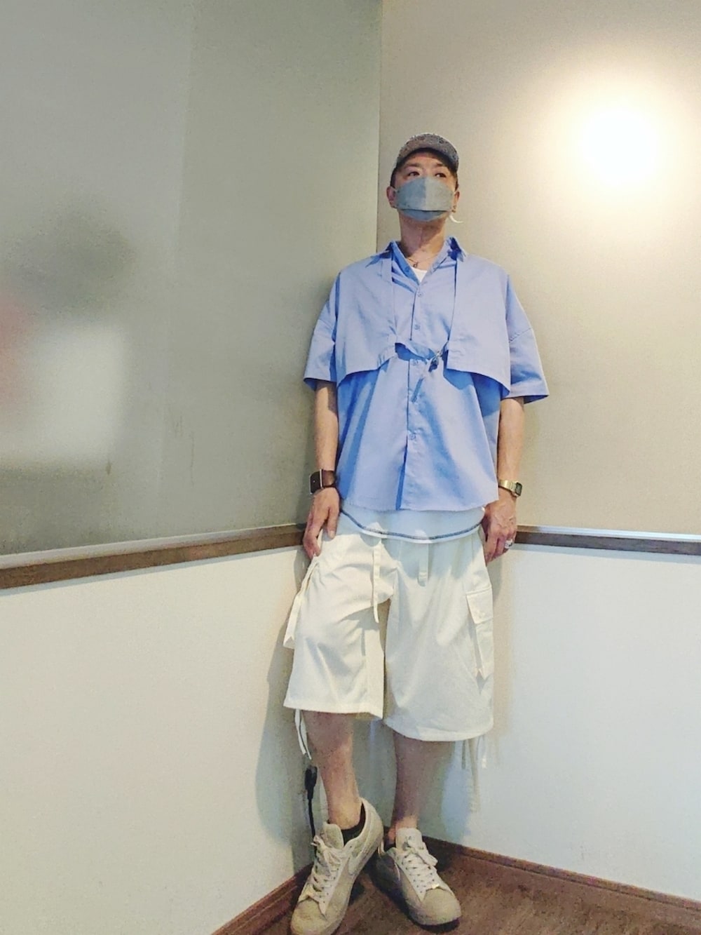 ブルー系のシャツ/ブラウス、ホワイト系のタンクトップ、イエロー系のカーゴパンツを着用したメンズの夏コーディネートの2枚目の写真