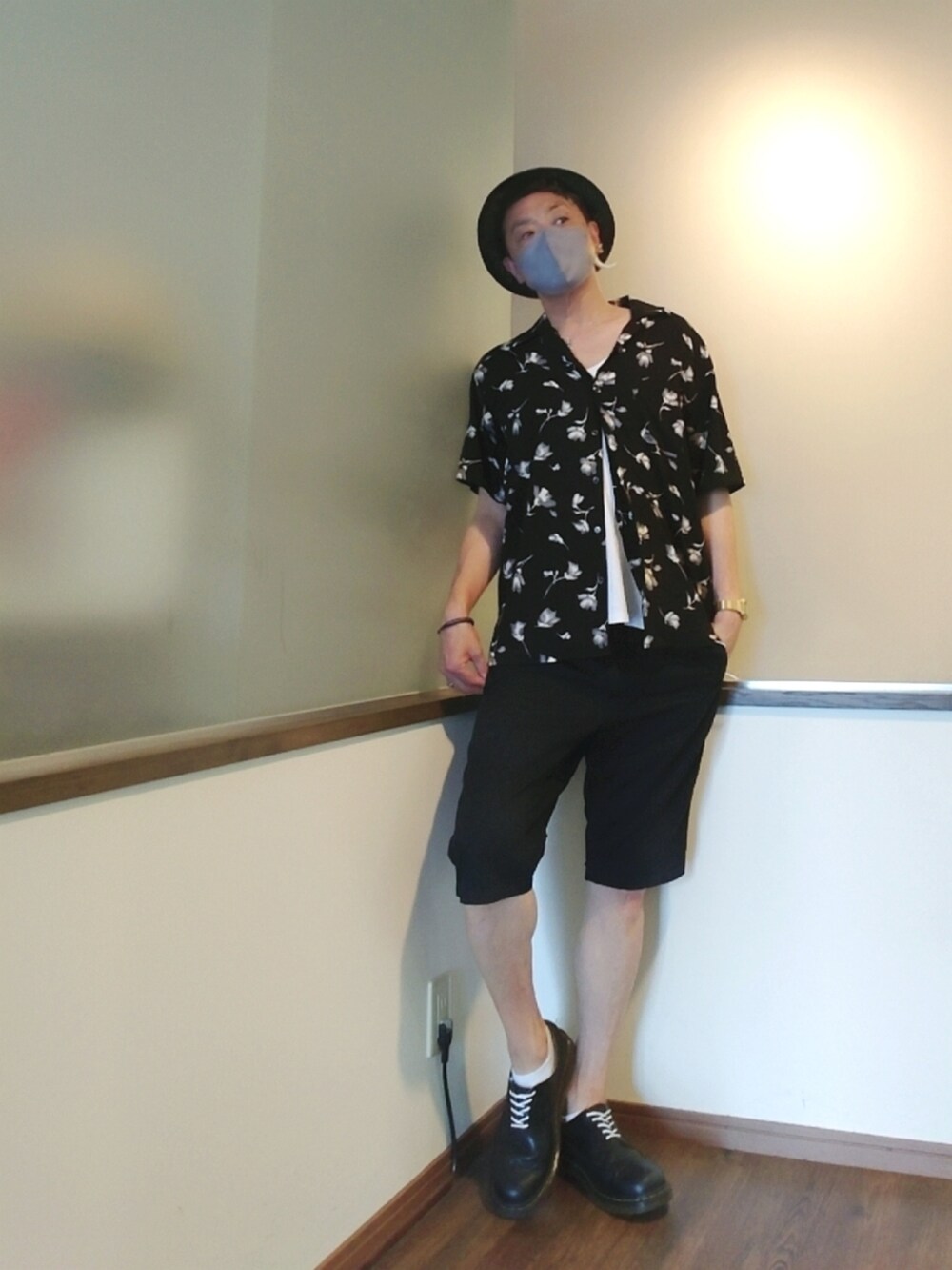 ブラック系のシャツ/ブラウス、ホワイト系のタンクトップ、ブラック系のパンツを着用したメンズの夏コーディネートの2枚目の写真