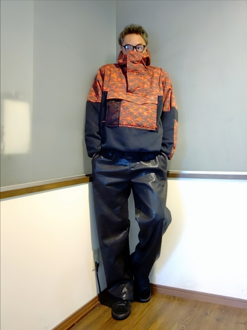 レッド系のブルゾン、ブラック系のスニーカー、ブラック系のその他パンツを着用したメンズの秋コーディネートの2枚目の写真