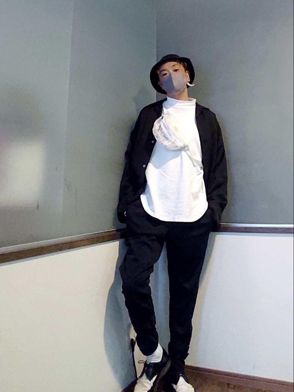 ホワイト系のTシャツ/カットソー、ブラック系のテーラードジャケット、ブラック系のシャツ/ブラウスを着用したメンズの春コーディネートの2枚目の写真