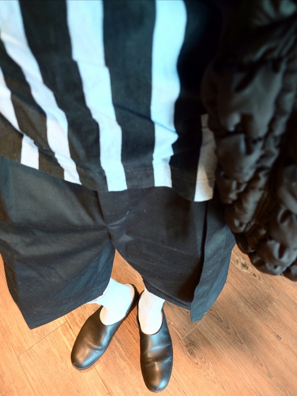 ブルー系のTシャツ/カットソー、ブラック系のショルダーバッグ、ブラック系のチノパンツを着用したメンズの夏コーディネートの3枚目の写真