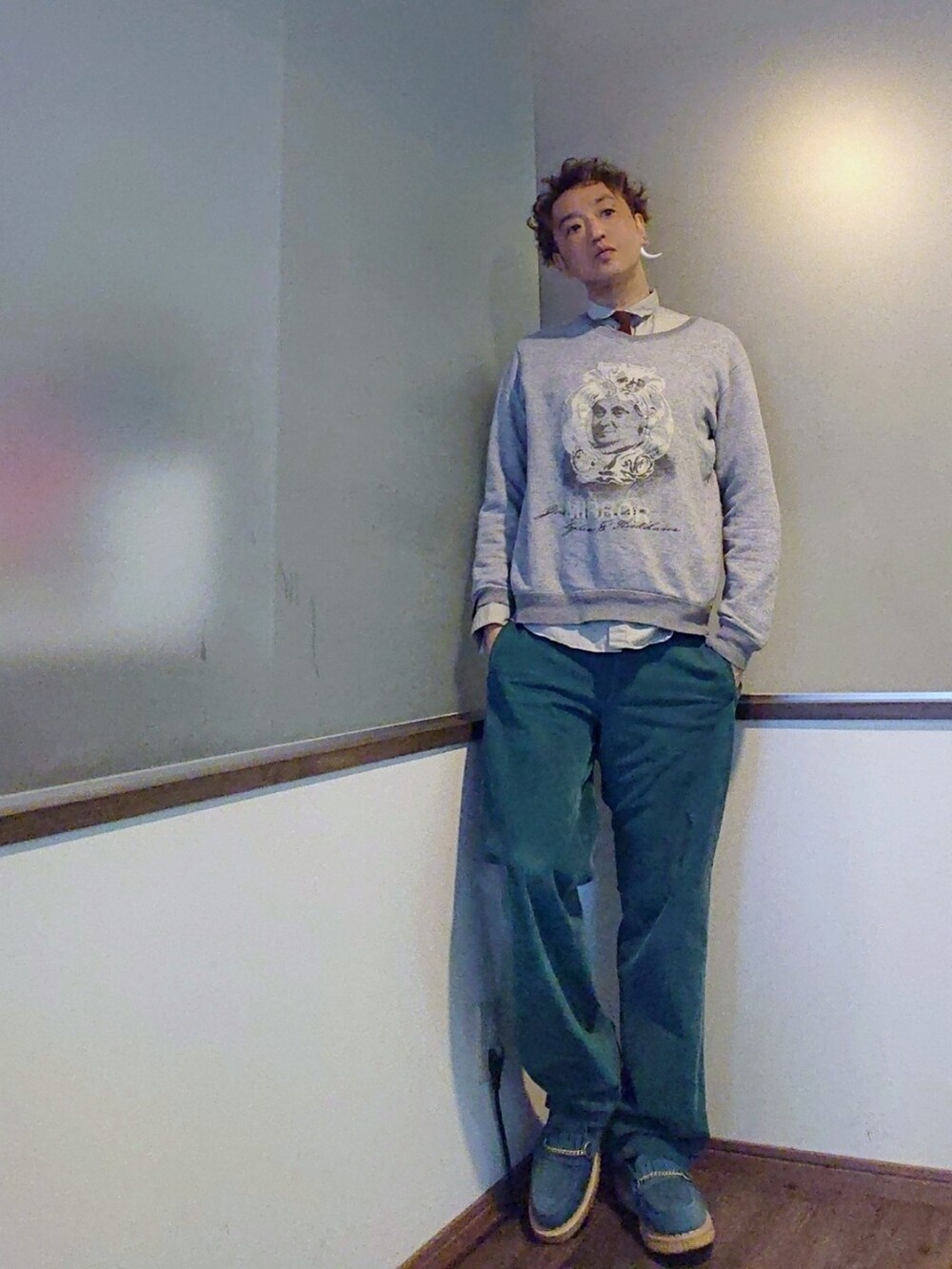 グレー系のスウェット、グリーン系のパンツ、ブルー系のローファーを着用したメンズの春コーディネートの2枚目の写真