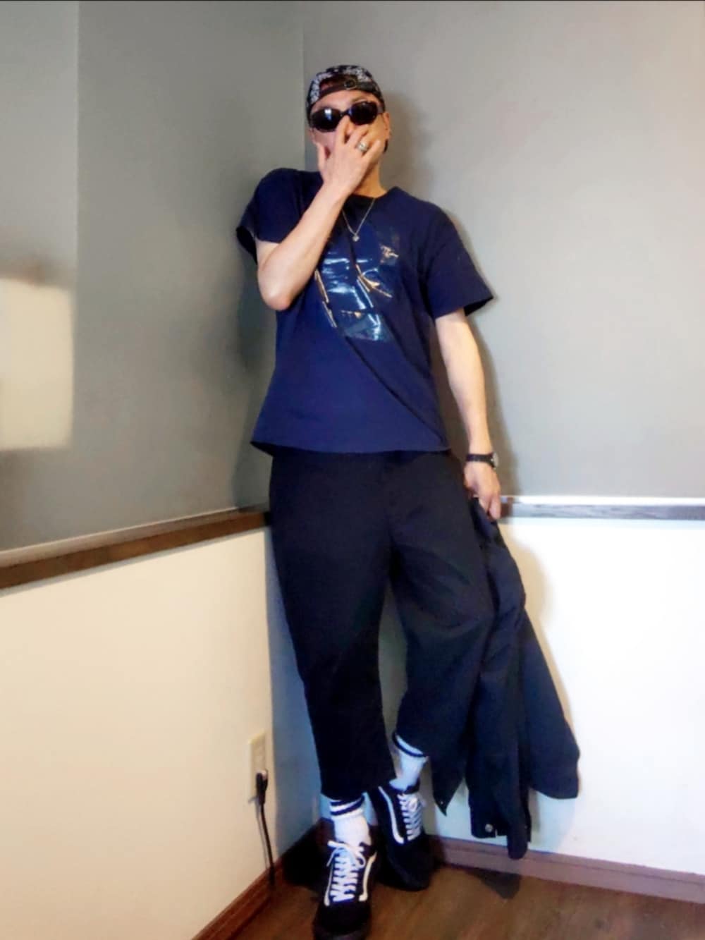 ブルー系のTシャツ/カットソー、ブラック系のパンツ、ブラック系のスニーカーを着用したメンズの夏コーディネートの3枚目の写真