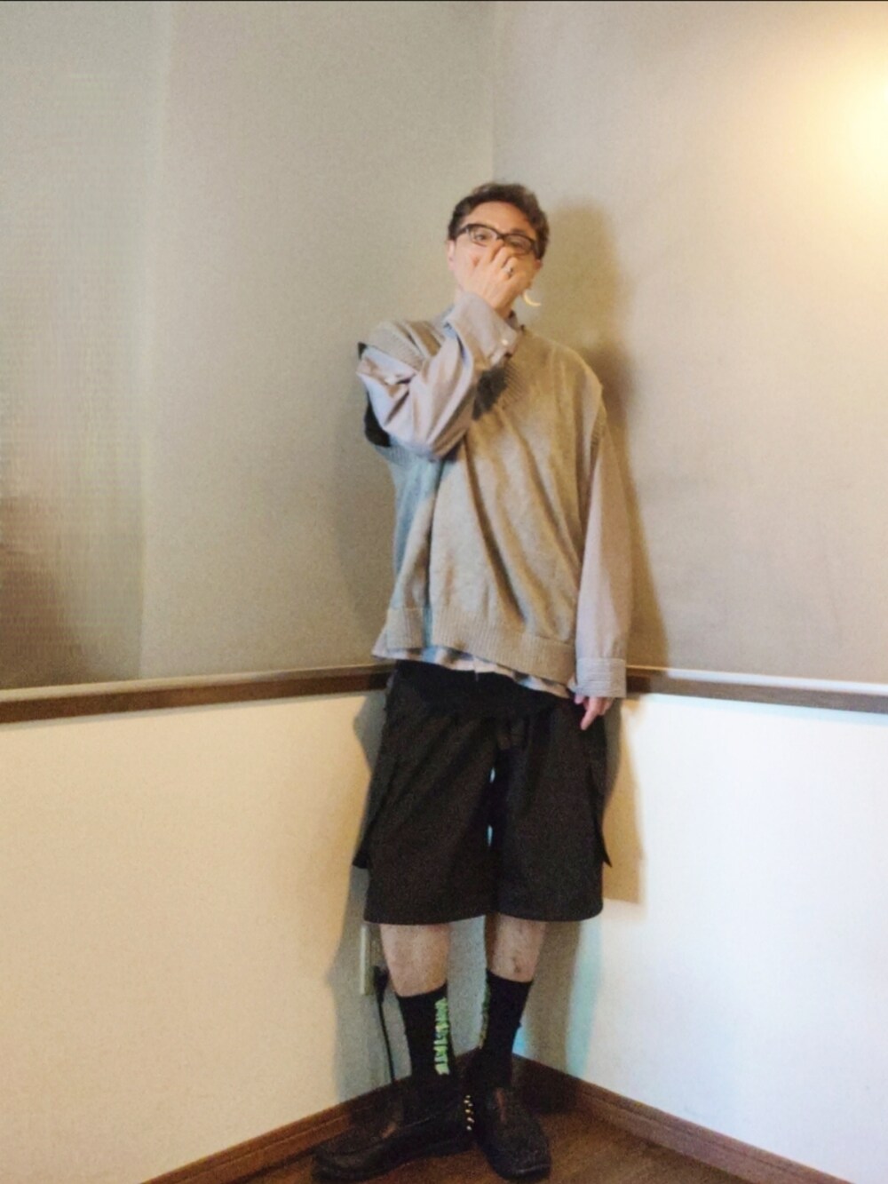 ブラック系のシャツ/ブラウス、グレー系のベスト、ブラック系のカーゴパンツを着用したメンズの秋コーディネートの2枚目の写真