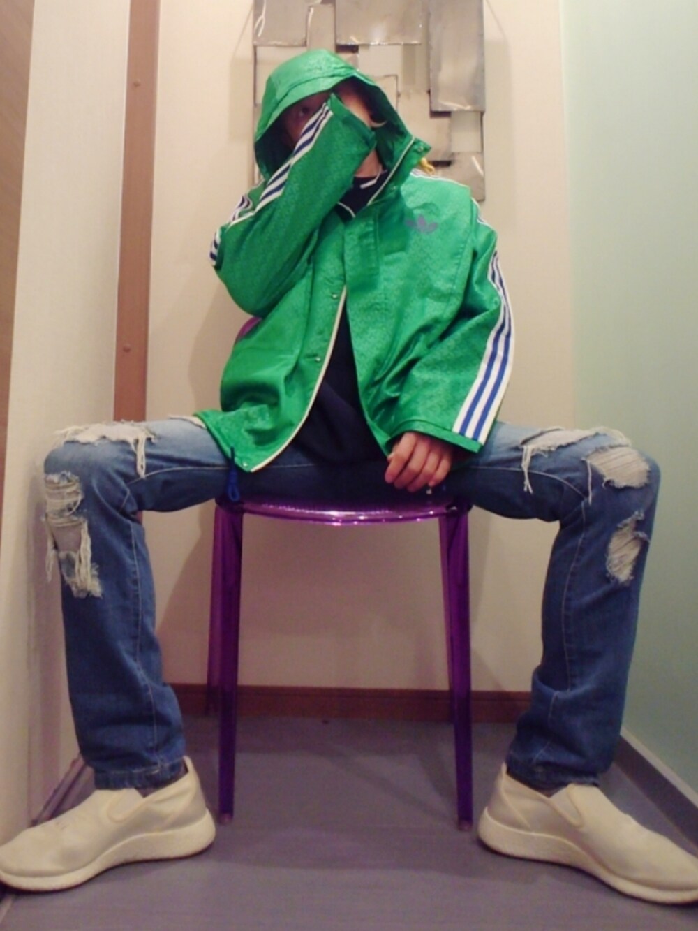 グリーン系のナイロンジャケット、ブルー系のTシャツ/カットソー、ブルー系のデニムパンツを着用したメンズの春コーディネートの2枚目の写真