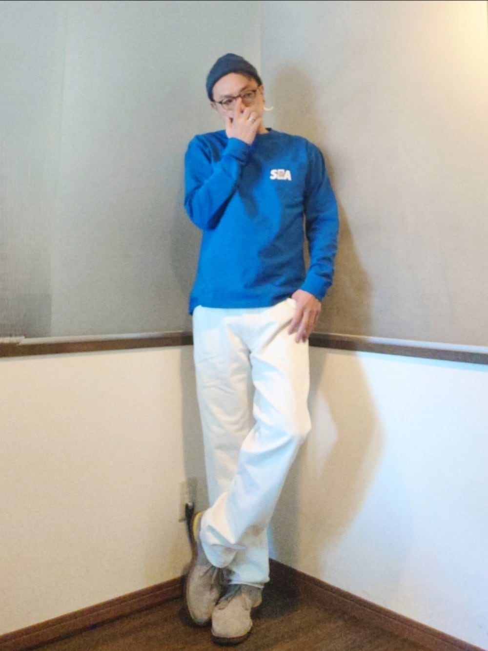 ブルー系のTシャツ/カットソー、ホワイト系のデニムパンツ、ベージュ系のブーツを着用したメンズの秋コーディネートの2枚目の写真