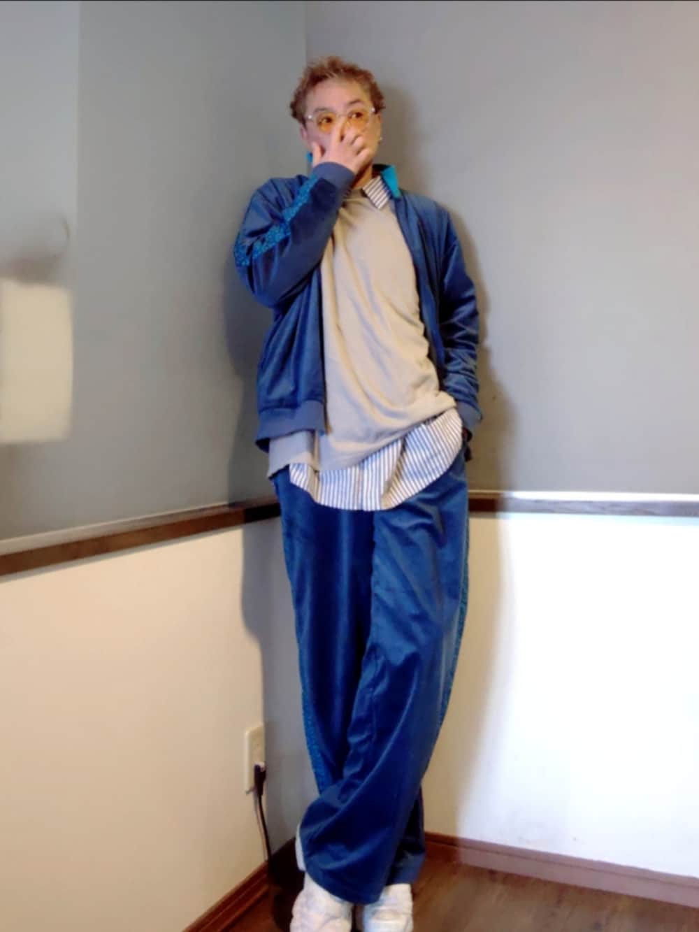 グレー系のTシャツ/カットソー、ホワイト系のシャツ/ブラウス、ホワイト系のスニーカーを着用したメンズの春コーディネートの3枚目の写真