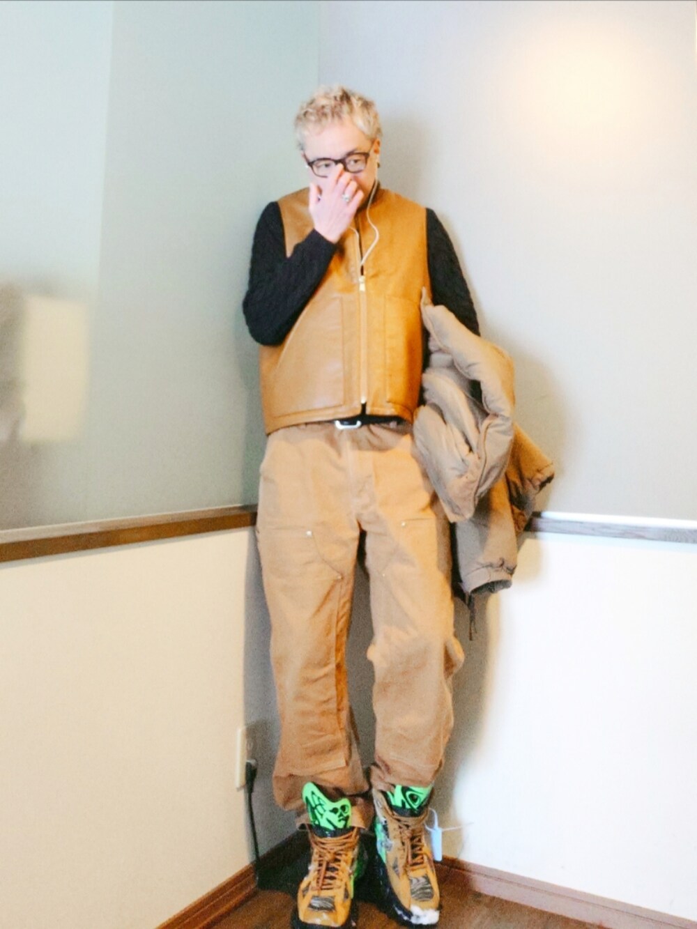 ブラウン系のダウンベスト、ベージュ系のダウンジャケット/コート、ブラウン系のその他パンツを着用したメンズの冬コーディネートの3枚目の写真