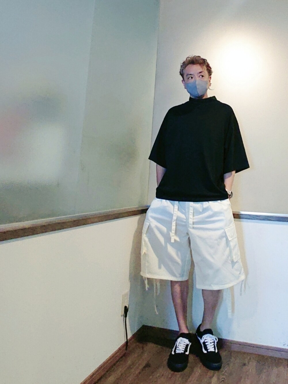 ブラック系のTシャツ/カットソー、ブラック系のスニーカー、イエロー系のカーゴパンツを着用したメンズの夏コーディネートの3枚目の写真