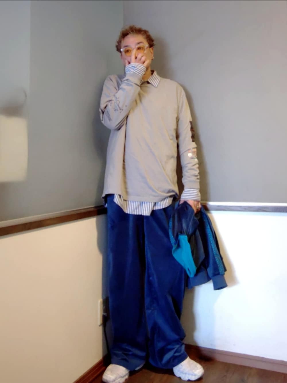 グレー系のTシャツ/カットソー、ホワイト系のシャツ/ブラウス、ホワイト系のスニーカーを着用したメンズの春コーディネートの2枚目の写真