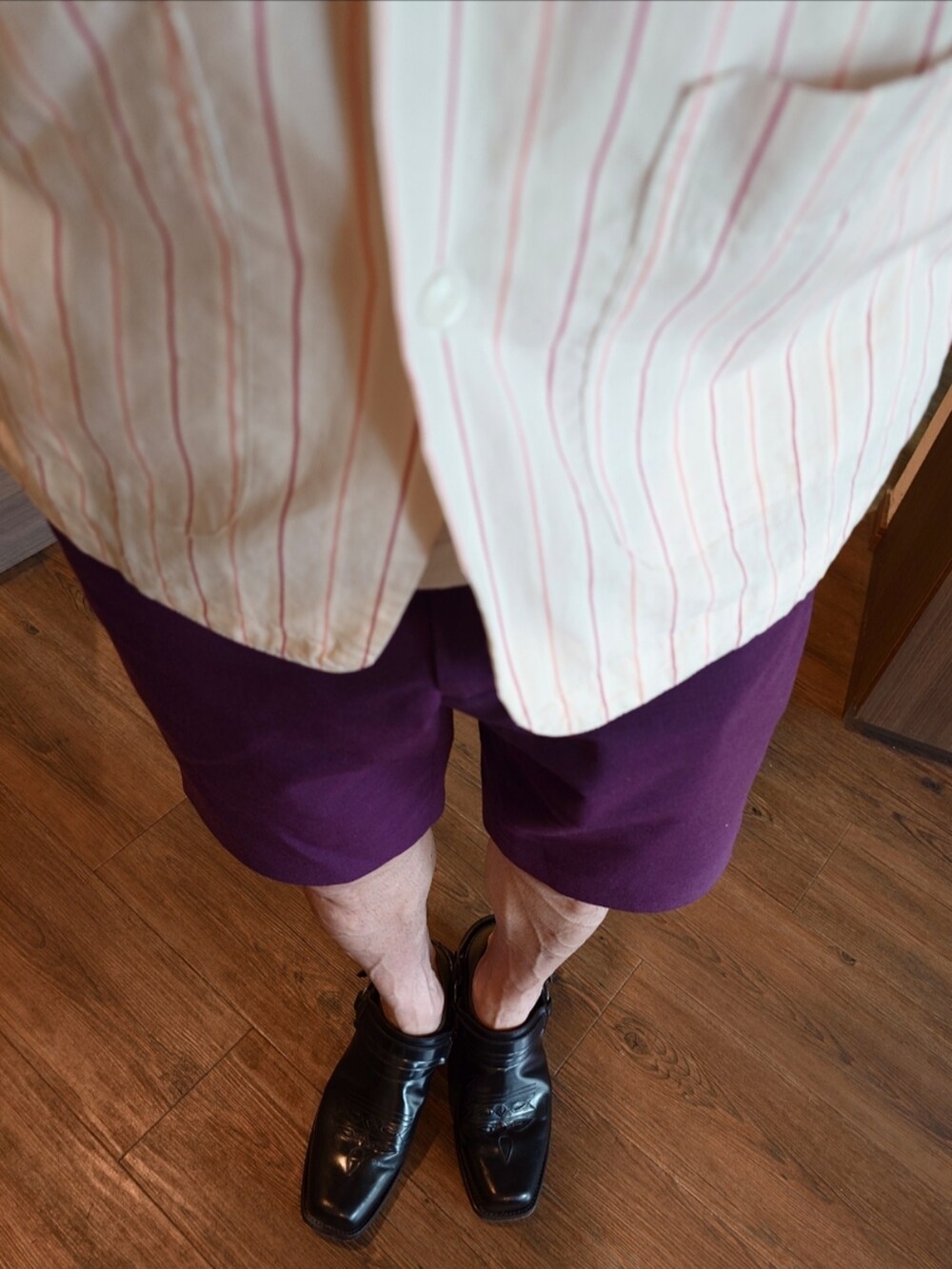 レッド系のシャツ/ブラウス、パープル系のスラックス、グリーン系のショルダーバッグを着用したメンズの夏コーディネートの2枚目の写真