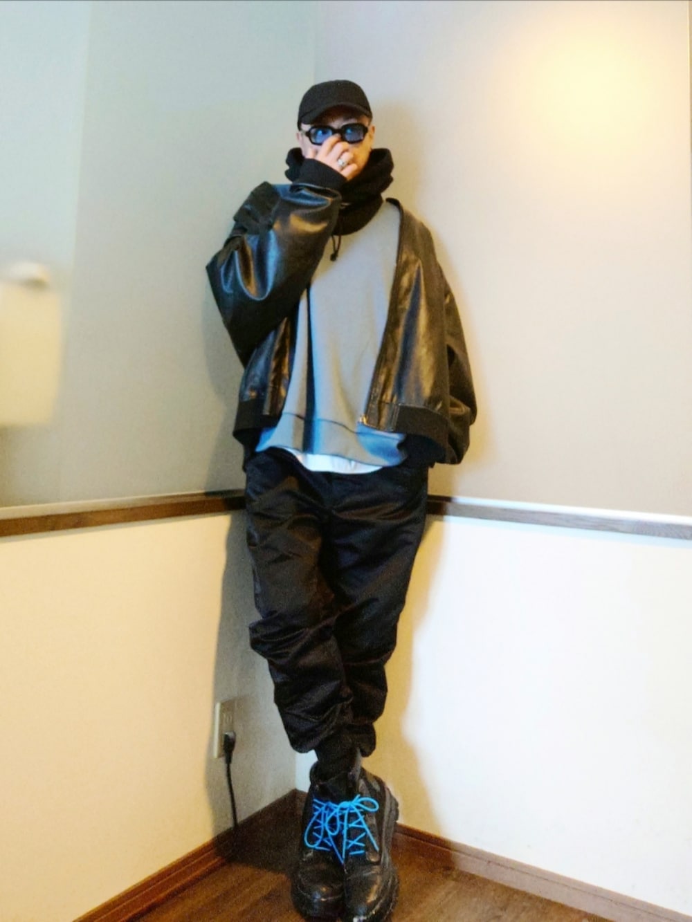 ブラック系のスニーカー、ブラック系のMA-1、ブラック系のその他パンツを着用したメンズの冬コーディネートの2枚目の写真