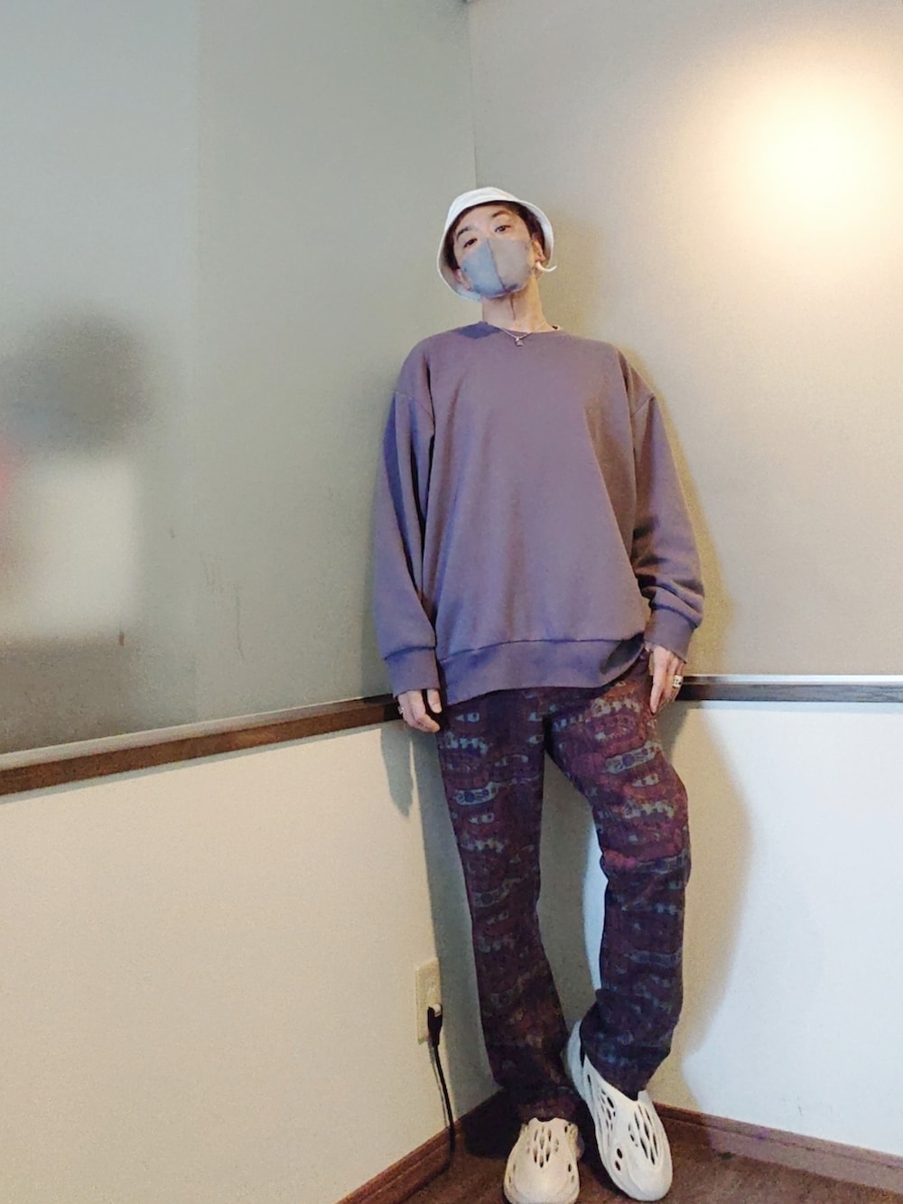 パープル系のスウェット、レッド系のパンツ、ホワイト系のスニーカーを着用したメンズの春コーディネートの3枚目の写真