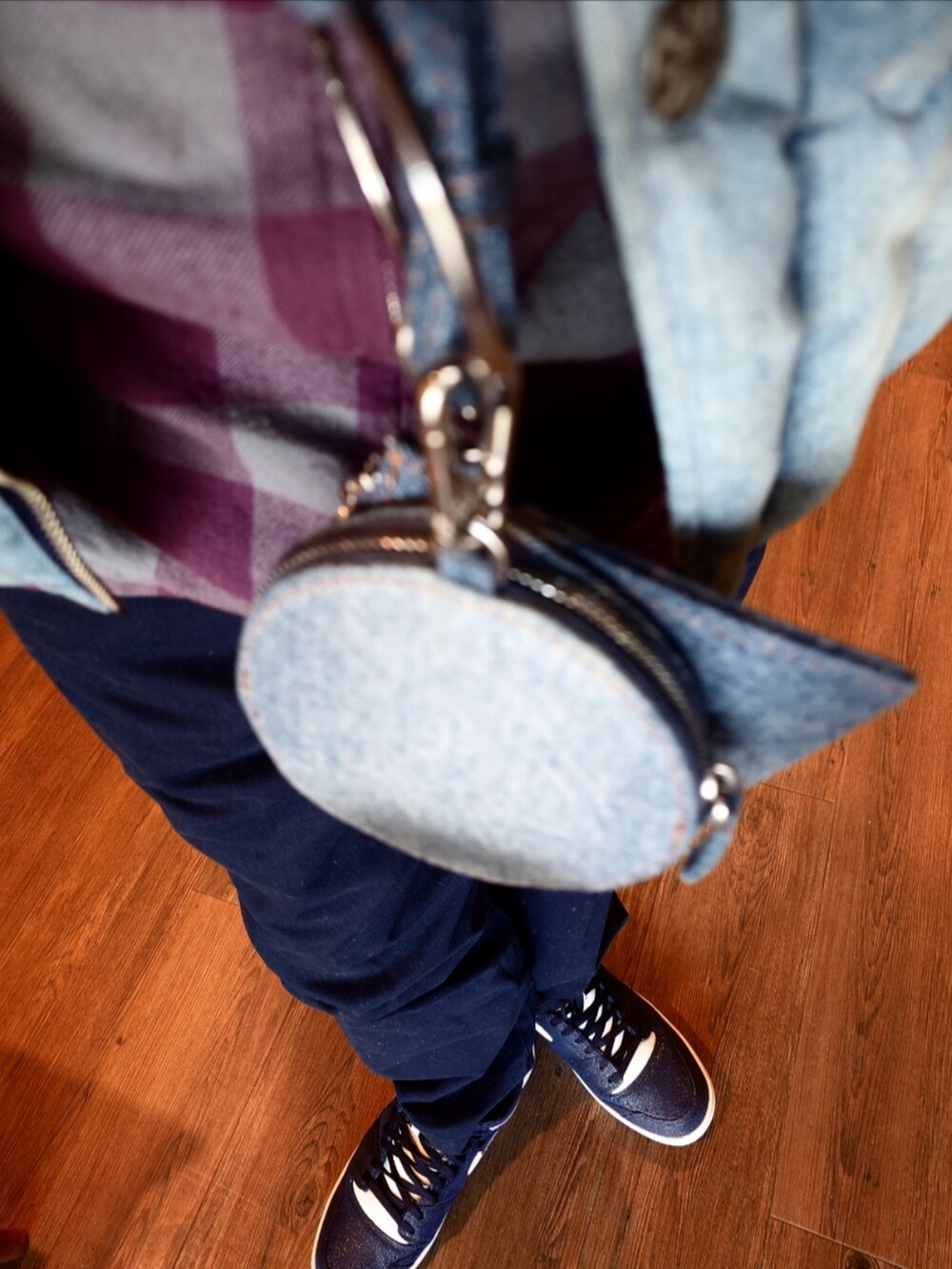 ブルー系のダウンベスト、レッド系のシャツ/ブラウス、ブルー系のスラックスを着用したメンズの秋コーディネートの3枚目の写真