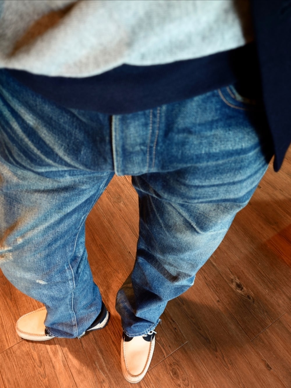 ブルー系のテーラードジャケット、グレー系のTシャツ/カットソー、ブルー系のトートバッグを着用したメンズの秋コーディネートの3枚目の写真