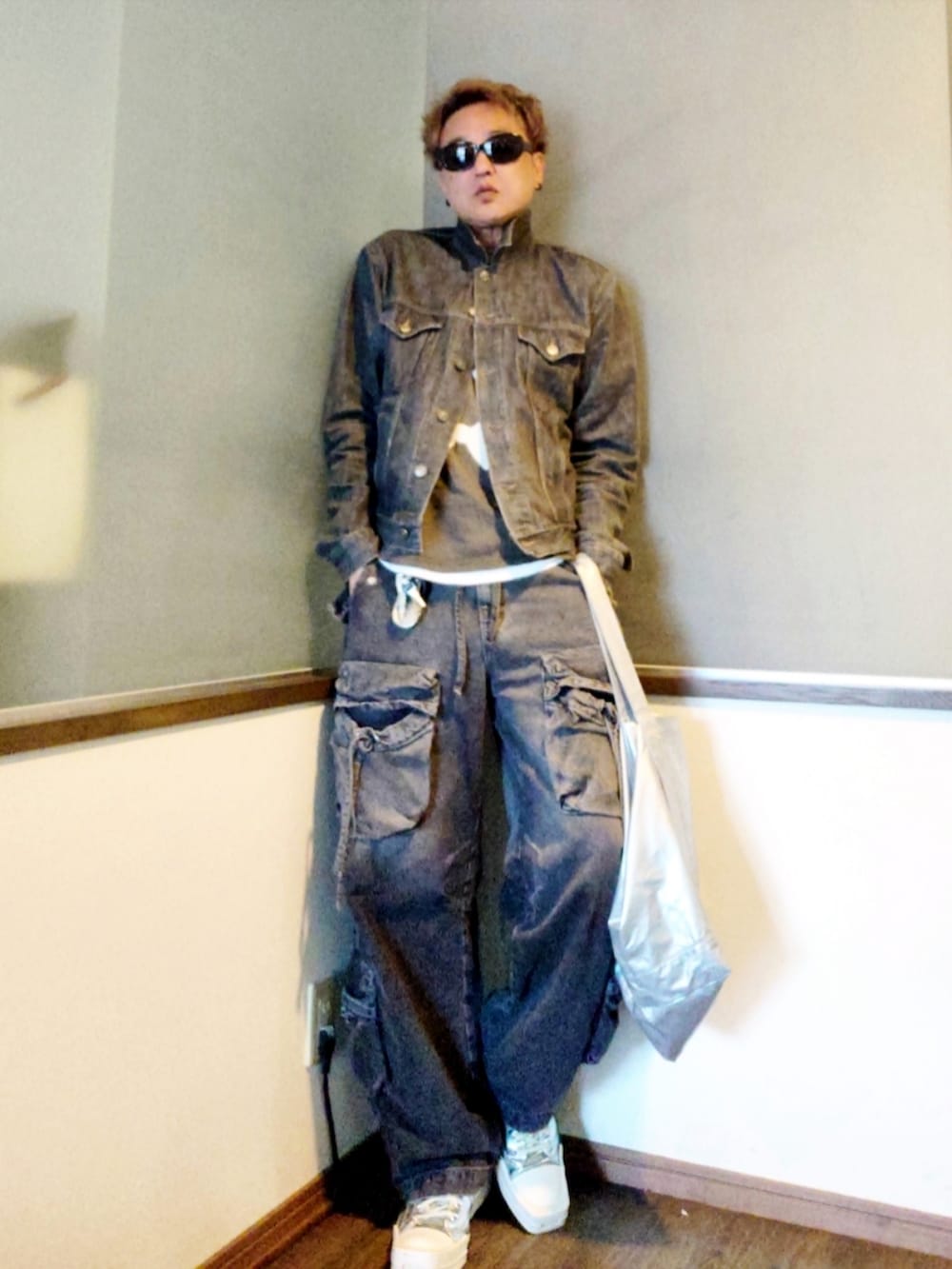 ブラック系のデニムジャケット、ブラック系のTシャツ/カットソー、ブラック系のカーゴパンツを着用したメンズの夏コーディネートの5枚目の写真