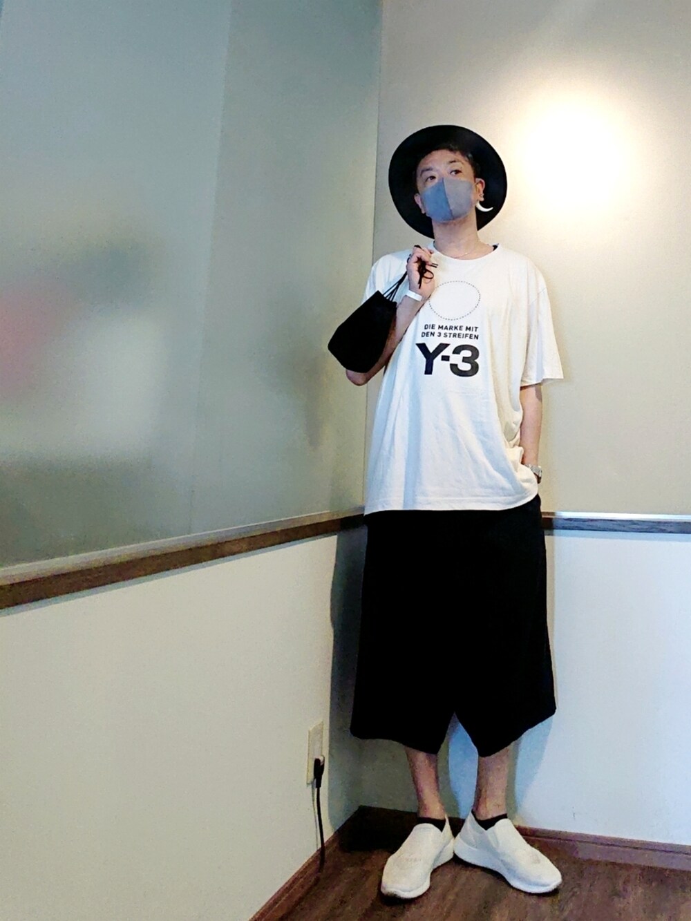 ホワイト系のTシャツ/カットソー、ブラック系のその他パンツ、ホワイト系のスニーカーを着用したメンズの夏コーディネートの2枚目の写真