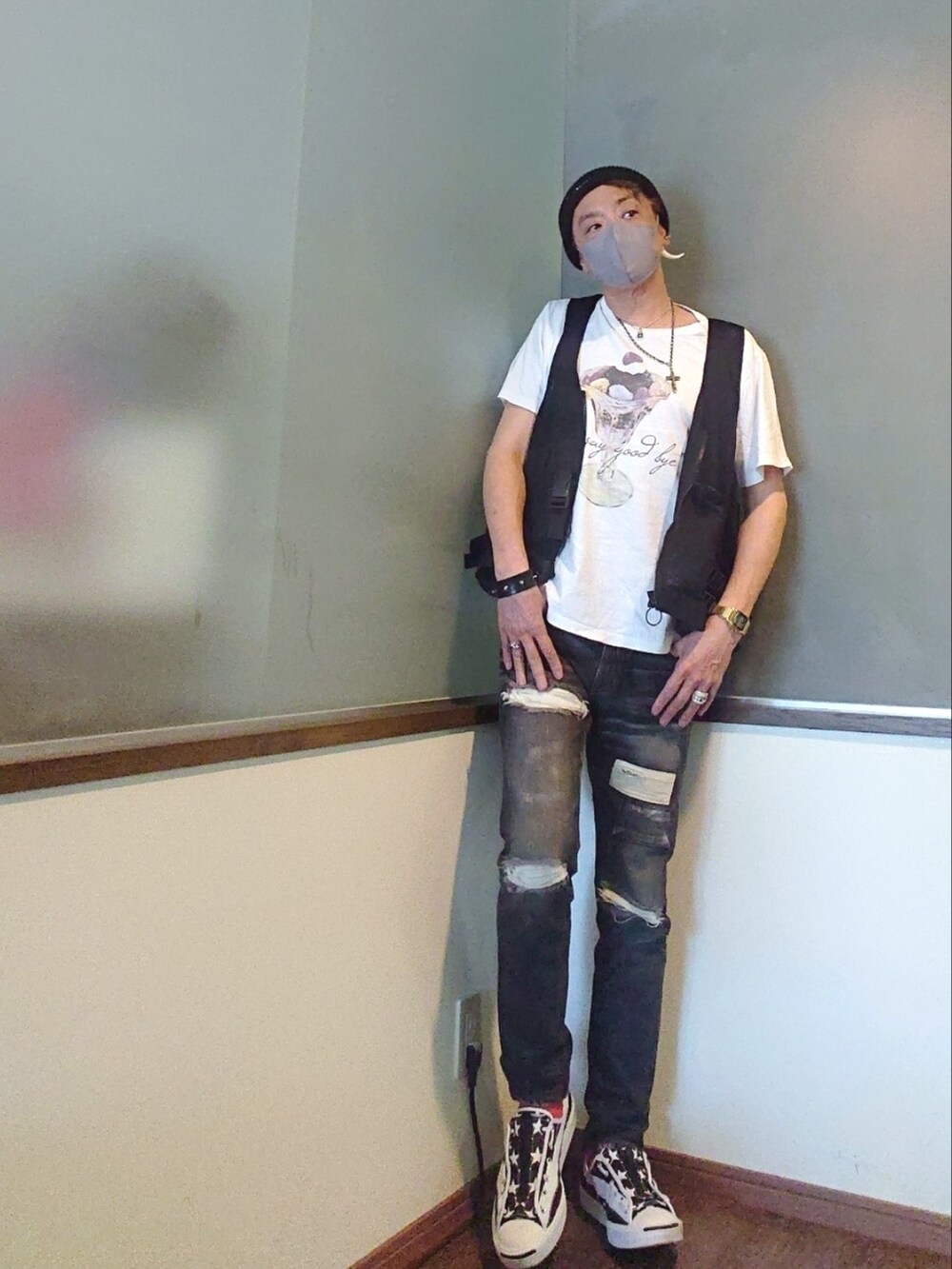 ブラック系のベスト、ホワイト系のTシャツ/カットソー、ブラック系のデニムパンツを着用したメンズの夏コーディネートの2枚目の写真