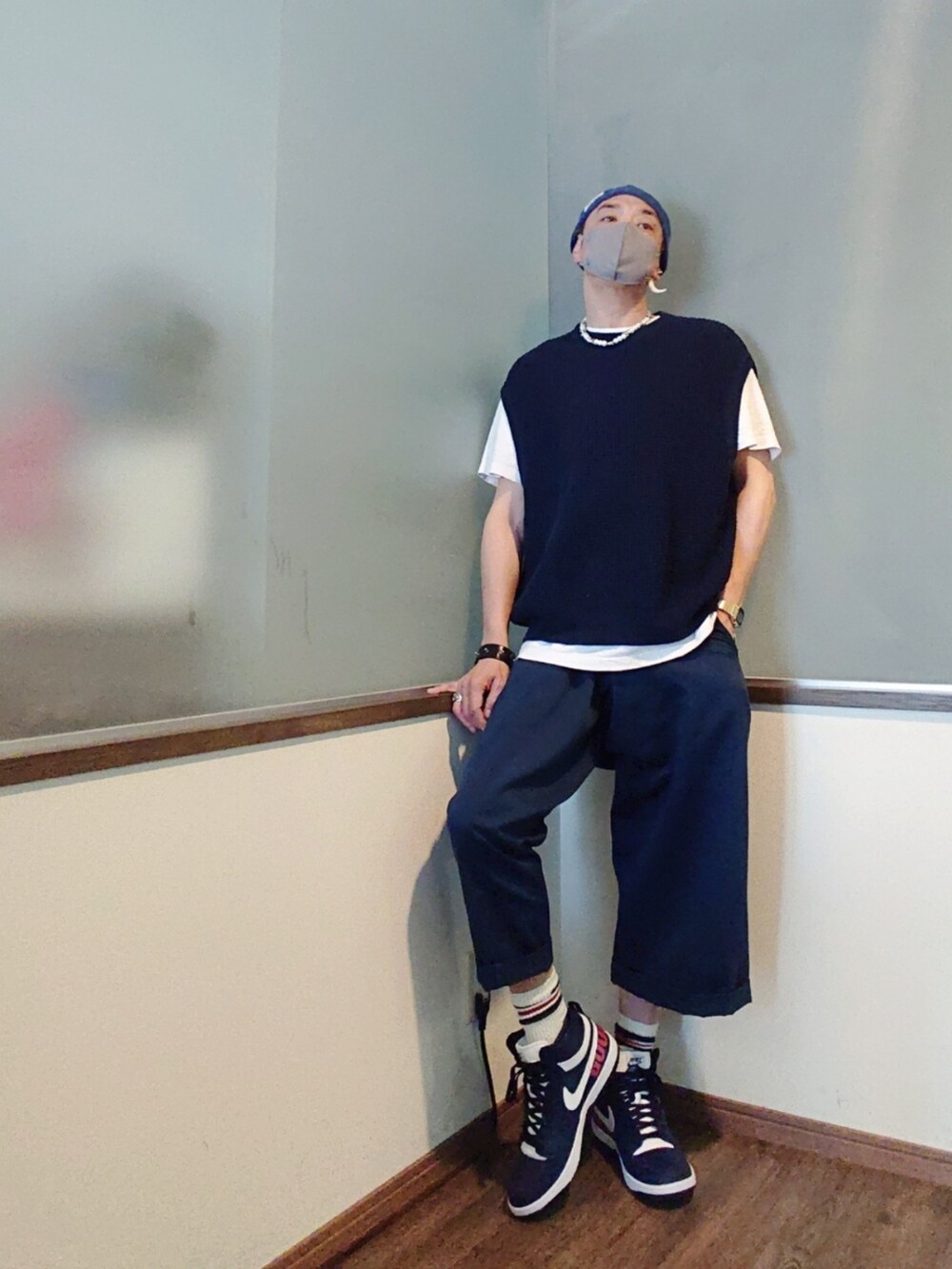 ブルー系のベスト、ブルー系のチノパンツ、ブルー系のスニーカーを着用したメンズの夏コーディネートの2枚目の写真