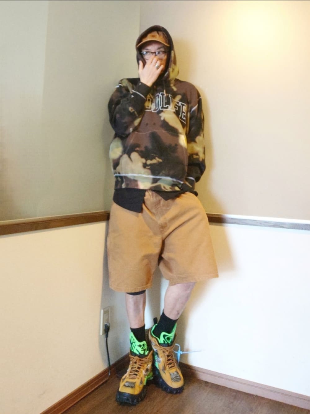 ブラック系のパーカー、ブラウン系のパンツ、ブラウン系のスニーカーを着用したメンズの春コーディネートの2枚目の写真