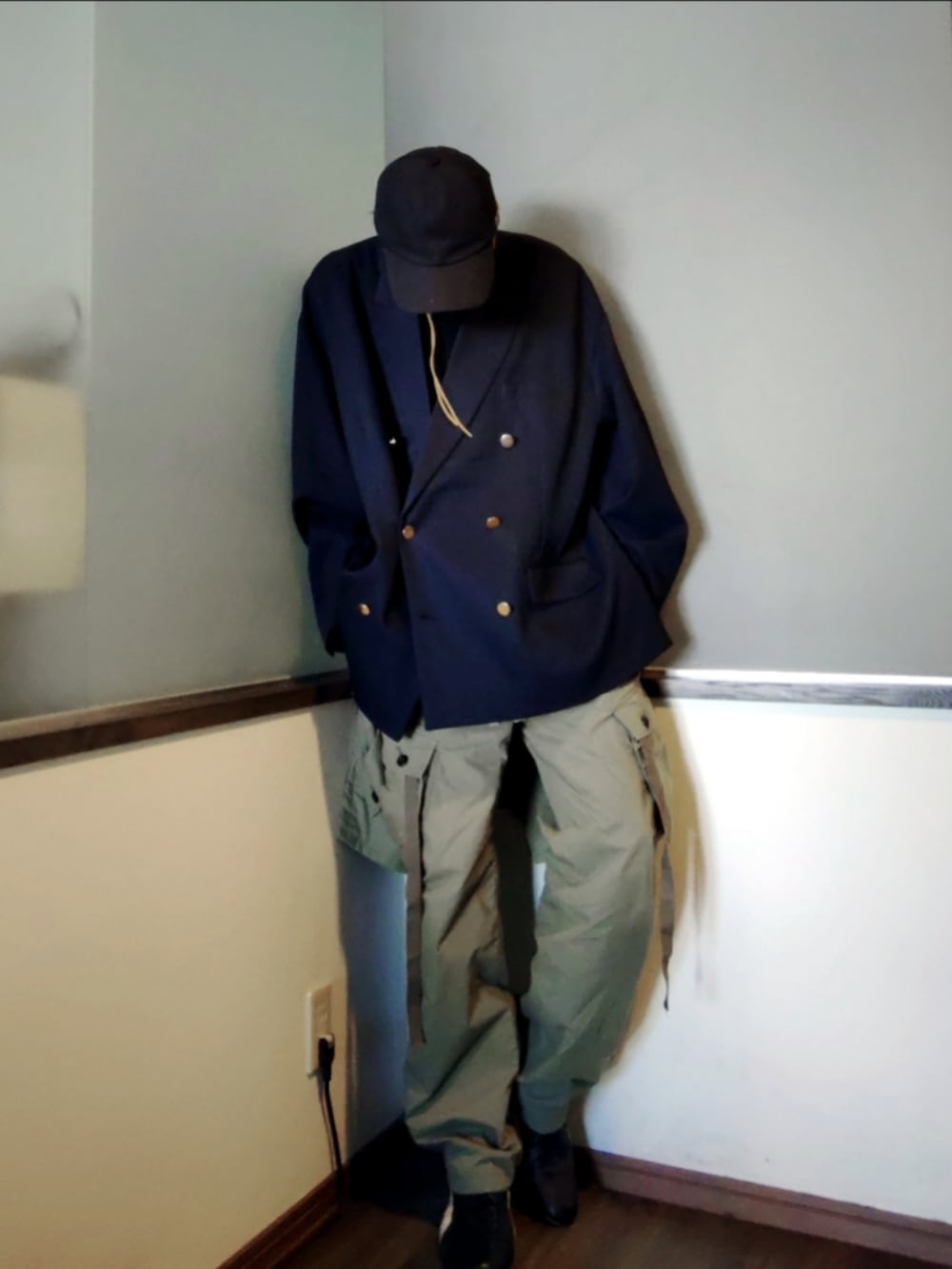 グリーン系のカーゴパンツ、グリーン系のセットアップ、ブルー系のテーラードジャケットを着用したメンズの春コーディネートの3枚目の写真