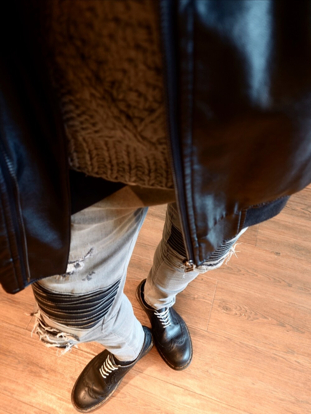 グレー系のニット/セーター、ブラック系のMA-1、グレー系のデニムパンツを着用したメンズの秋コーディネートの4枚目の写真