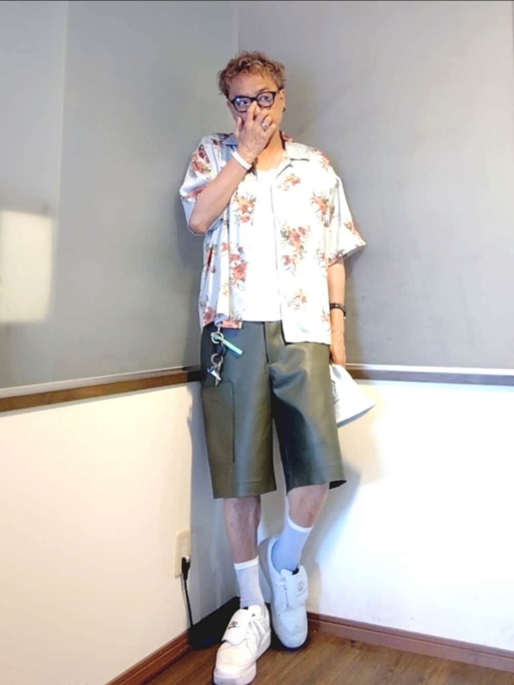 グリーン系のその他パンツ、ホワイト系のドレスシューズ、ブルー系のシャツ/ブラウスを着用したメンズの夏コーディネートの2枚目の写真