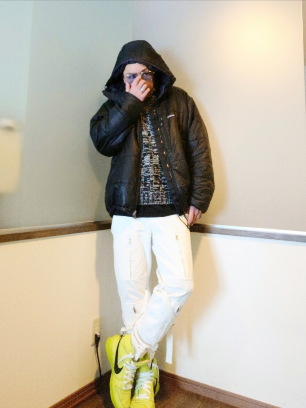 グリーン系のスニーカー、ホワイト系のその他パンツ、ブラック系のダウンジャケット/コートを着用したメンズの冬コーディネートの2枚目の写真