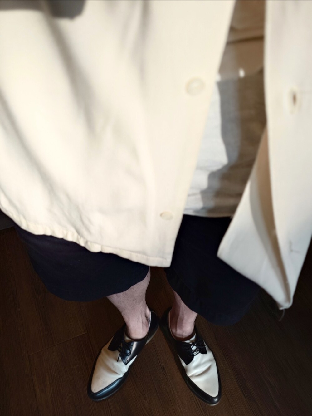 ホワイト系のショルダーバッグ、ホワイト系のシャツ/ブラウス、ブルー系のチノパンツを着用したメンズの夏コーディネートの3枚目の写真