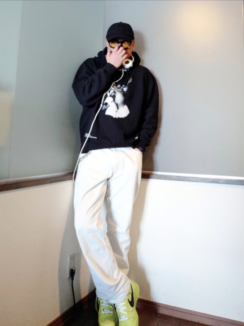 ブラック系のダウンジャケット/コート、ブラック系のスウェット、ホワイト系のデニムパンツを着用したメンズの春コーディネートの3枚目の写真