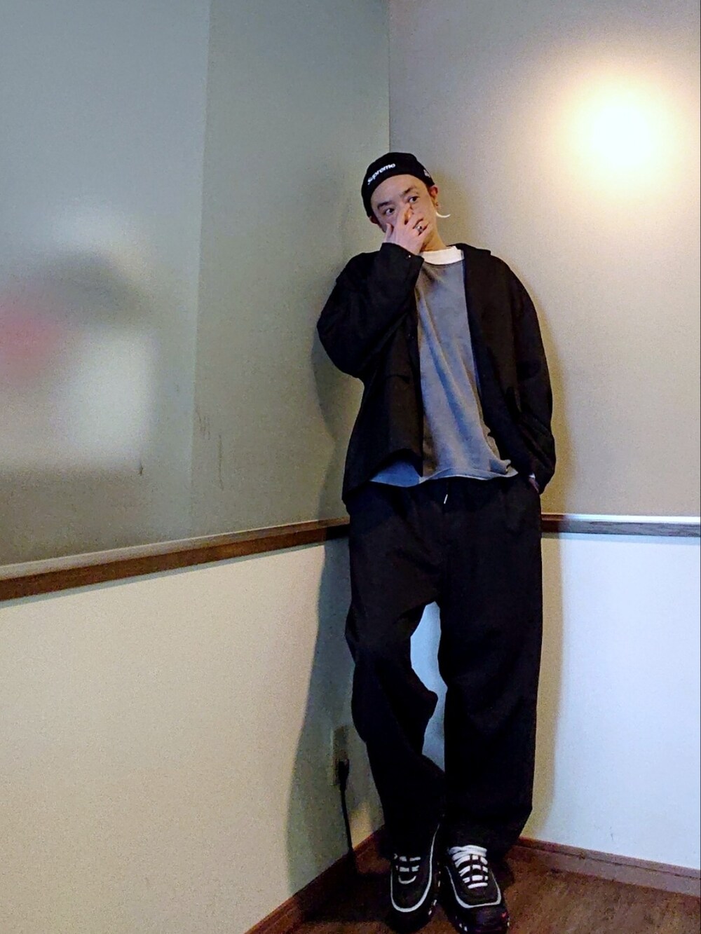 ブラック系のテーラードジャケット、ブラック系のその他パンツ、ホワイト系のTシャツ/カットソーを着用したメンズの春コーディネートの3枚目の写真