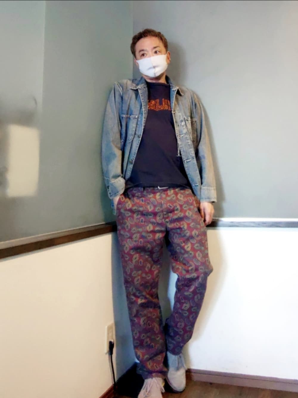 ブルー系のスウェット、レッド系のチノパンツ、ベージュ系のブーツを着用したメンズの夏コーディネートの2枚目の写真