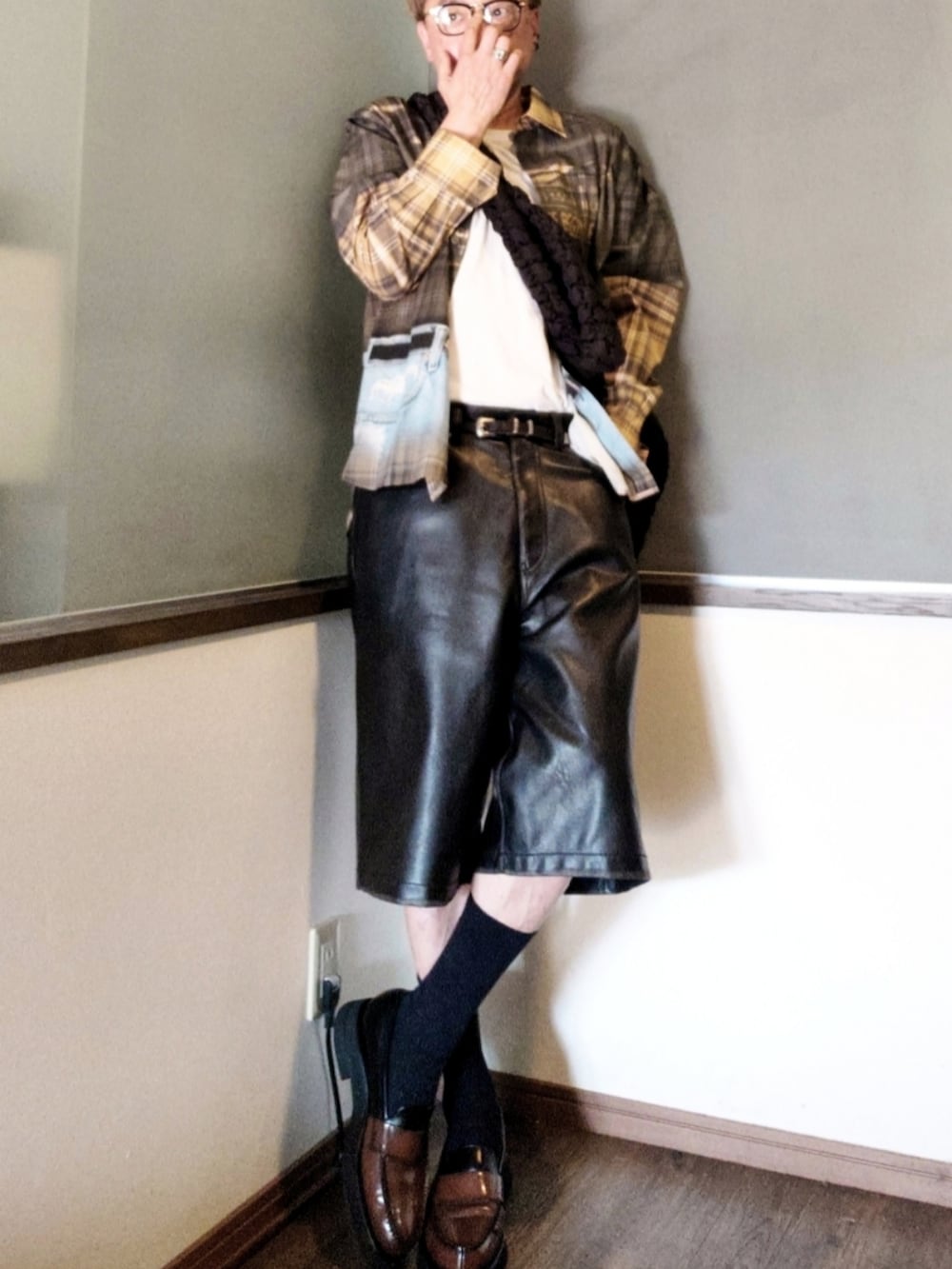 ブラウン系のシャツ/ブラウス、ブラック系のショルダーバッグ、ブラック系のその他パンツを着用したメンズの夏コーディネートの2枚目の写真