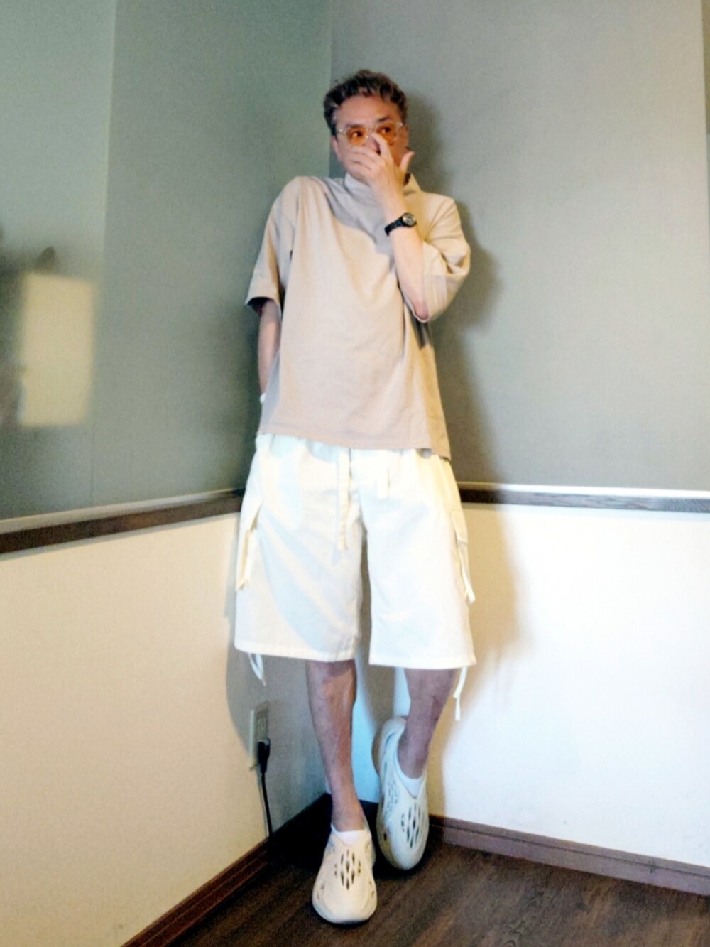 ホワイト系のスニーカー、イエロー系のカーゴパンツ、グレー系のTシャツ/カットソーを着用したメンズの夏コーディネートの2枚目の写真