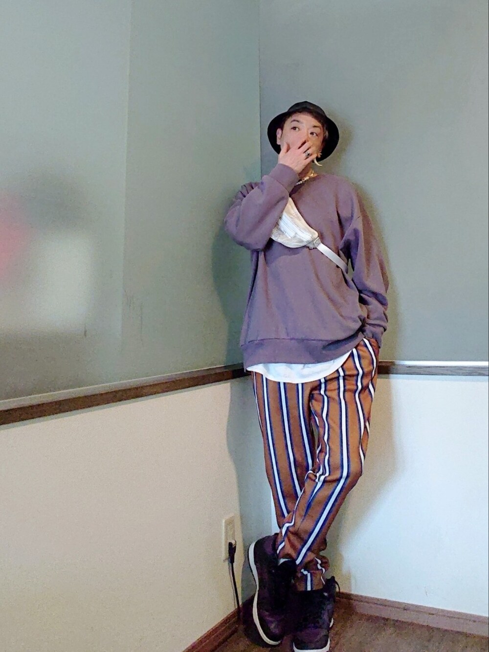 パープル系のスウェット、ホワイト系のボディバッグ/ウエストポーチ、ゴールド系のその他パンツを着用したメンズの春コーディネートの2枚目の写真